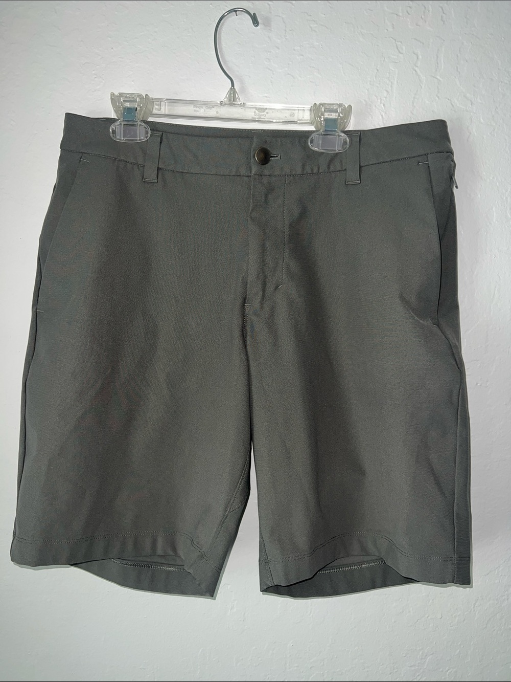 Lululemon Men’s Khaki Commission Casual Shorts. Size 31.